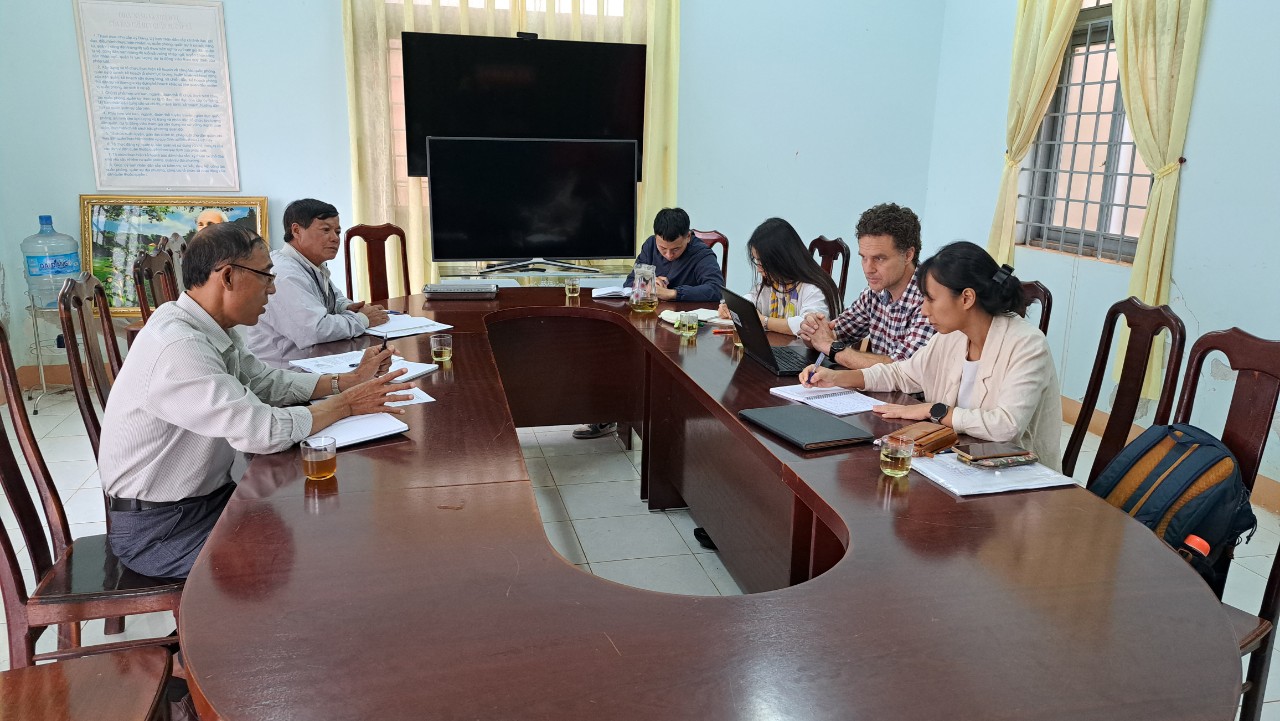 Hinh 3. Thăm và làm việc với UBND xã Đliê Ya (1)